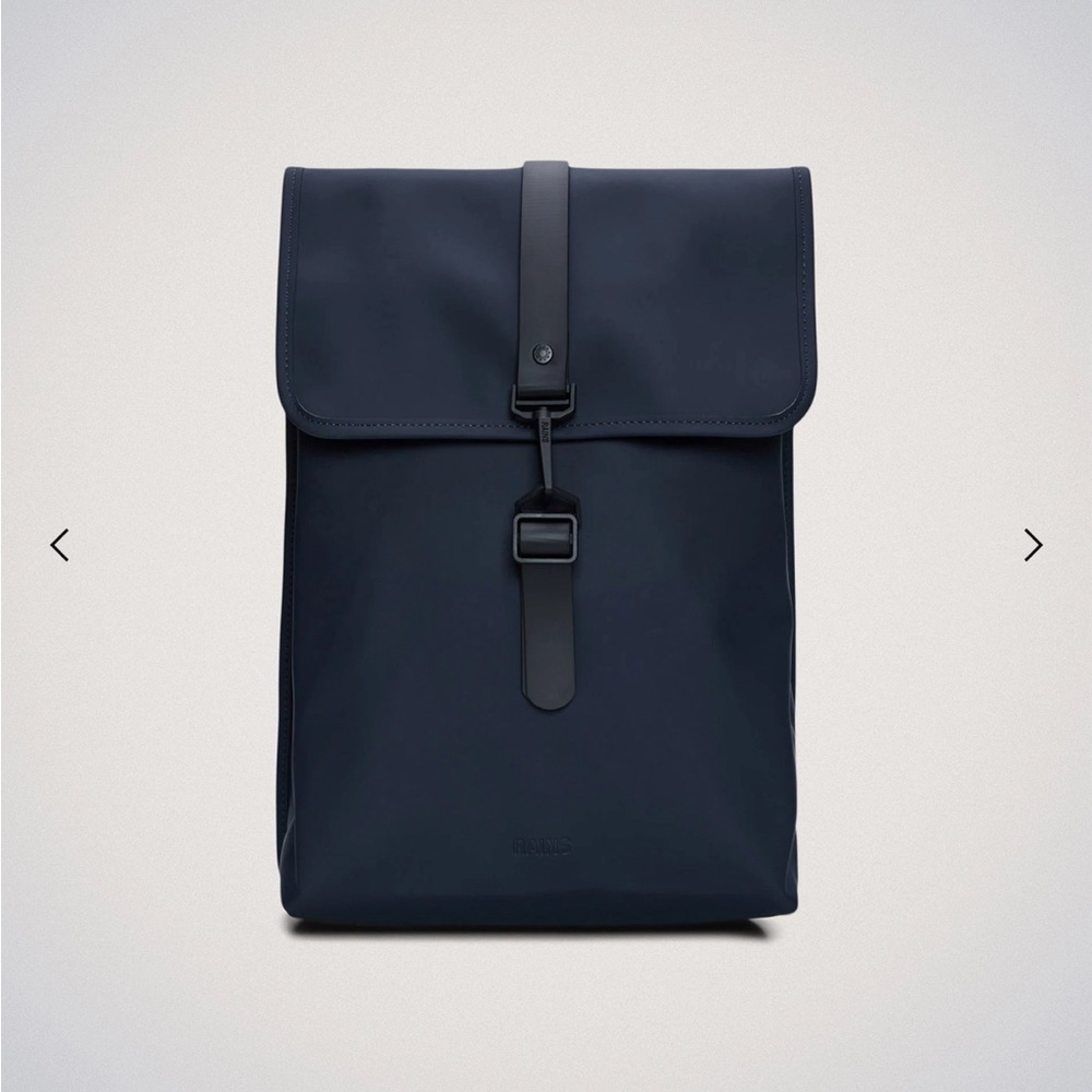 RAINS Rucksack in Navy